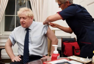 为说服民众，三英国政客“直播打疫苗”