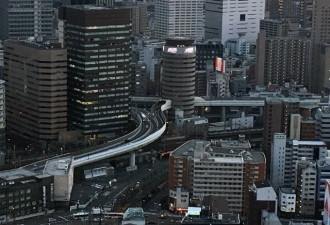 另类钉子户？大阪高速公路直穿大楼成特色地标