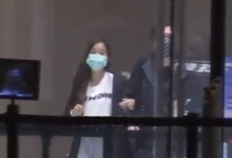 高晓松13岁女儿大长腿吸睛 父女亲密挽手出街