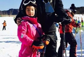 高晓松13岁女儿大长腿吸睛 父女亲密挽手出街
