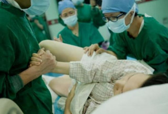 中国男医生为产妇&quot;刮毛&quot; 护士忍不住偷笑