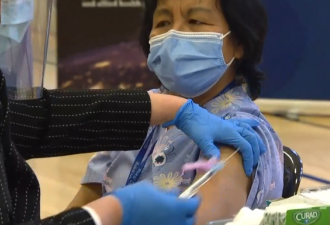 多伦多亚裔女护工接种第一针新冠疫苗（多图）