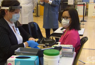 多伦多亚裔女护工接种第一针新冠疫苗（多图）