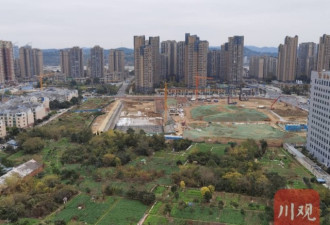 男子给孩子上户口遇荒唐政策：再婚生子先交钱