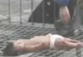 女婴坠楼受伤，父亲拒绝住院治疗