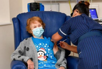 90岁老奶奶成第一人 英大规模新冠疫苗接种