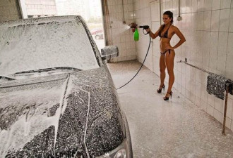 比基尼女郎街头洗车，也太性感了吧