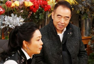 68岁陈凯歌为爱妻陈红拍照 半蹲找角度笑容宠溺