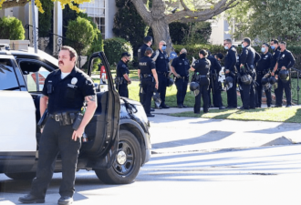 洛杉矶市长下令封城后受警察贴身保护