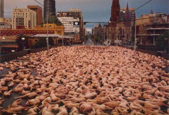 艺术家群裸艺术摄影 18万名裸体志愿者