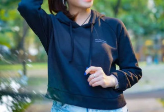 53岁华人辣妈酷似大S，与儿逛街被当成情侣