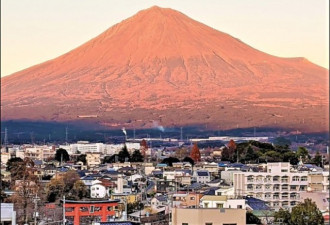 罕见：冬日富士山 仍未见白头