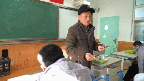 孙子自闭症 爷爷在学校陪读9年 结果让人泪目
