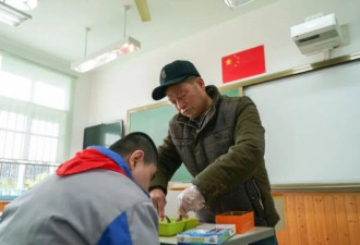 孙子自闭症 爷爷在学校陪读9年 结果让人泪目
