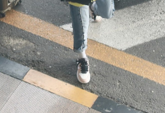 章子怡罕见带小儿子现身，腿细如麻杆让人心疼