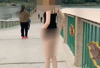 中国女子裸下半身背对镜头
