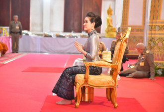 与泰国王后同时亮相 诗妮娜跪拜照引关注