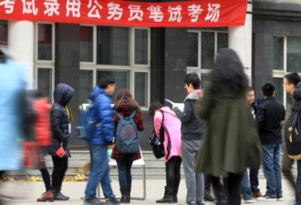 被加班压垮的中国年轻人 正在挤进体制内