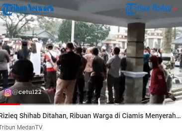 上千印尼民众冲进警局，要求警察逮捕他们