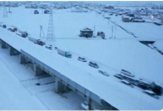 壮观！ 日本降雪创纪录 上千车辆卡在高速公路