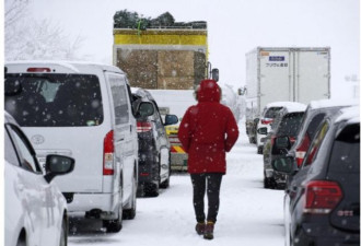 日本新潟雪灾千辆车受困，驾驶喝融化雪水