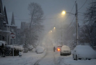 纽约暴雪：体育馆压塌，困住司机10小时