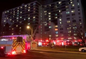 北约克五级火灾四人受伤 包括两名消防员