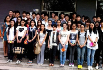 周冬雨参加北电同学聚会，大手笔包大家吃喝