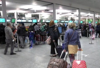 机场被挤爆！许多加拿大人无视疫情出国度假