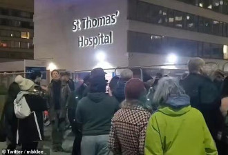伦敦跨年夜民众围堵医院，高喊“新冠是骗局”
