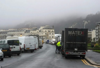 欧洲各国关边境，英国上千辆卡车大排长龙