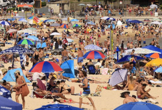 澳洲新南威尔士州疫情恶化 海滩人山人海