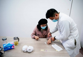 西媒探访武汉疫情初期感染医生后续生活