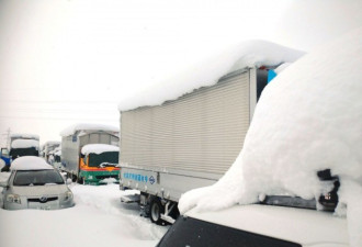 日本暴雪超两米，高速公路变停车场