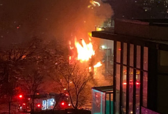 多伦多市西GO铁轨旁的建筑物大火