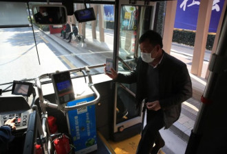 中国老人不会扫健康码 惨遭赶下公交车