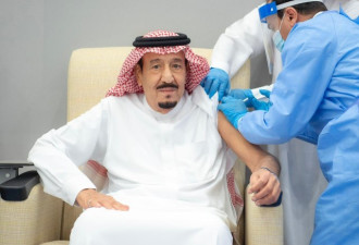 85岁沙特国王公开接种新冠疫苗 两次低头看手表