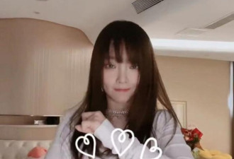 李小璐穿连体衣闺房热舞，动作妩媚