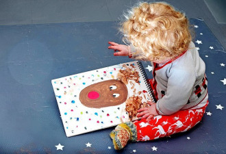 英国首相8个月小儿子会画画，头发金黄很漂亮