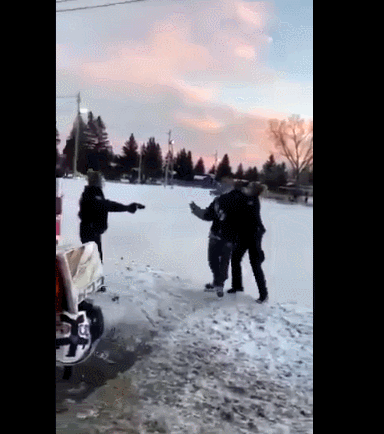 户外滑冰也违规？加拿大21岁男子被警方抓走！