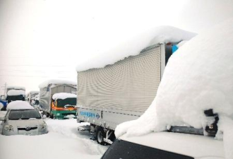 日本暴雪导致高速千车无法动弹 数百游客困雪场