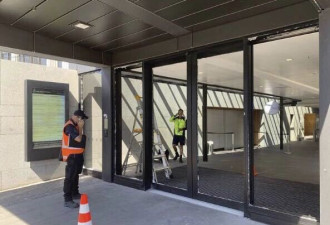 新西兰国会大厦遭袭击 男子手持斧头砸碎玻璃门