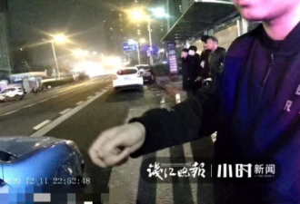 “你知道我是谁吗？”杭州女子踹了民警两脚