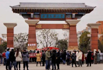 年终奖仅8元！中国大学教授在寒风中集体讨薪
