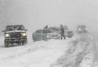 小心！大雪+冻雨在路上！大货车高速上被吹翻！