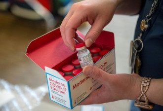 美国大学生去逛超市 意外接种了新冠疫苗