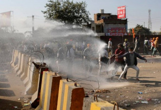 印度农民开拖拉机冲路障 警方发射催泪弹