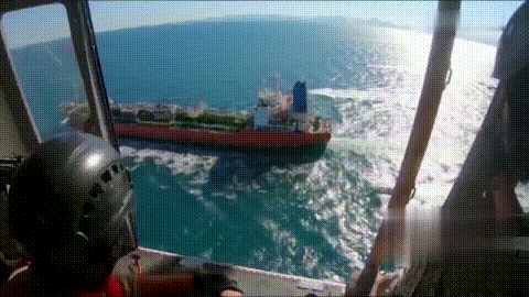 伊朗公布扣押韩国船只画面:直升机监视快艇紧跟