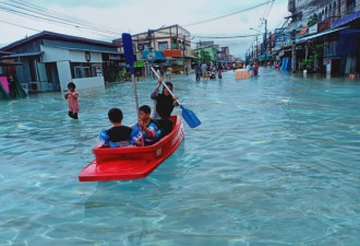 泰国发洪水，水质清澈透亮民众玩嗨？