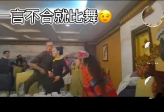 62岁杨丽萍现身饭局 当场和徒弟跳舞再惹争议